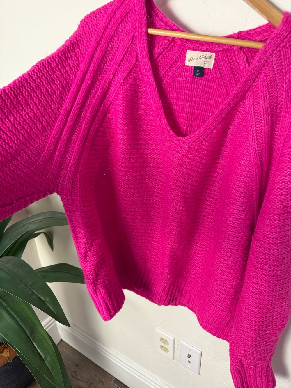 Universal Thread Hot Pink Chunky Knit V-Neck Sweater XXL - Picture 4 of 5